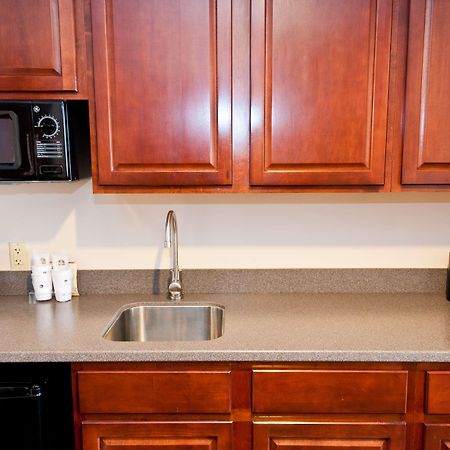 Best Western Plus Brandywine Inn & Suites Монтичело Стая снимка