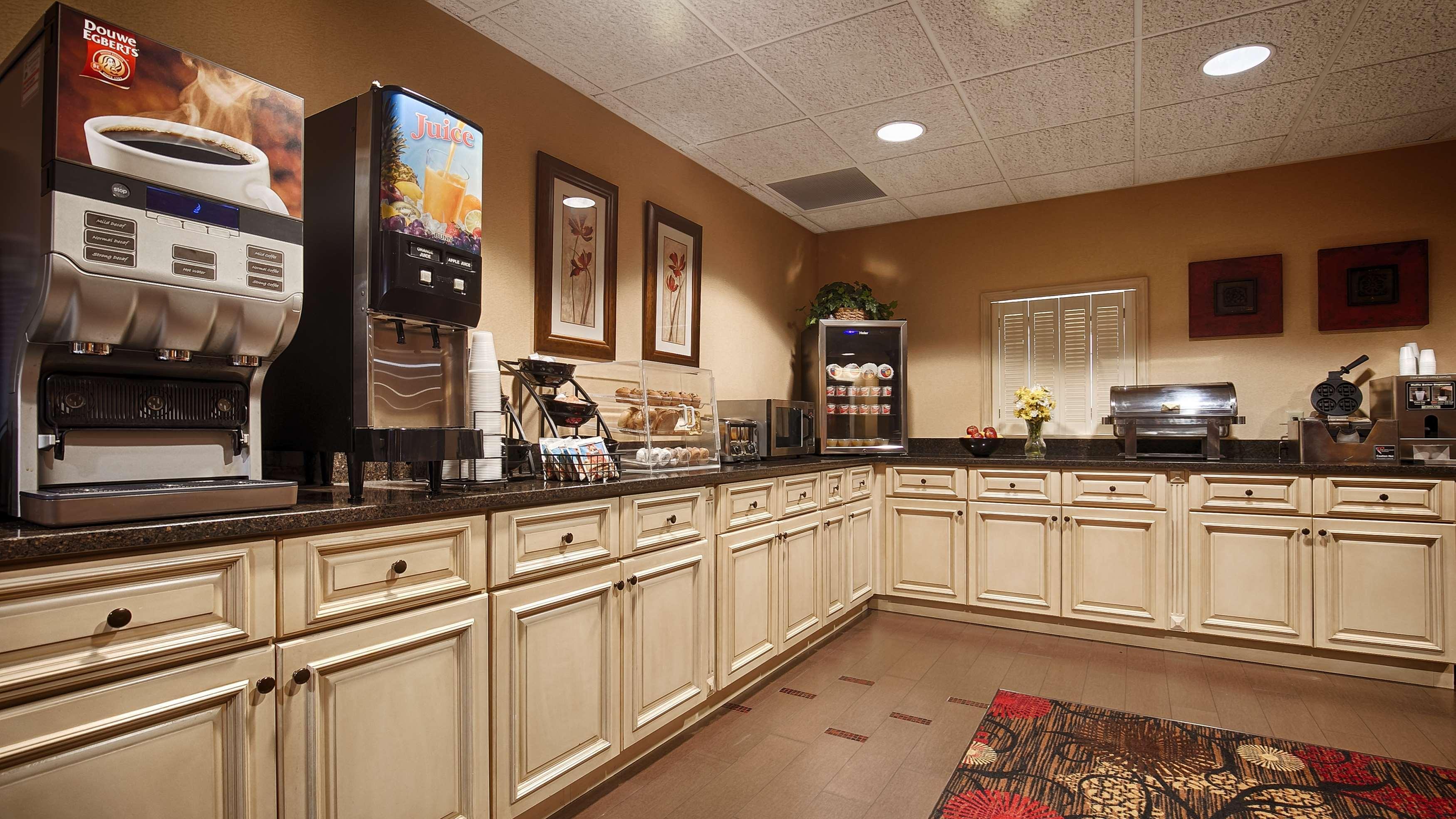 Best Western Plus Brandywine Inn & Suites Монтичело Екстериор снимка