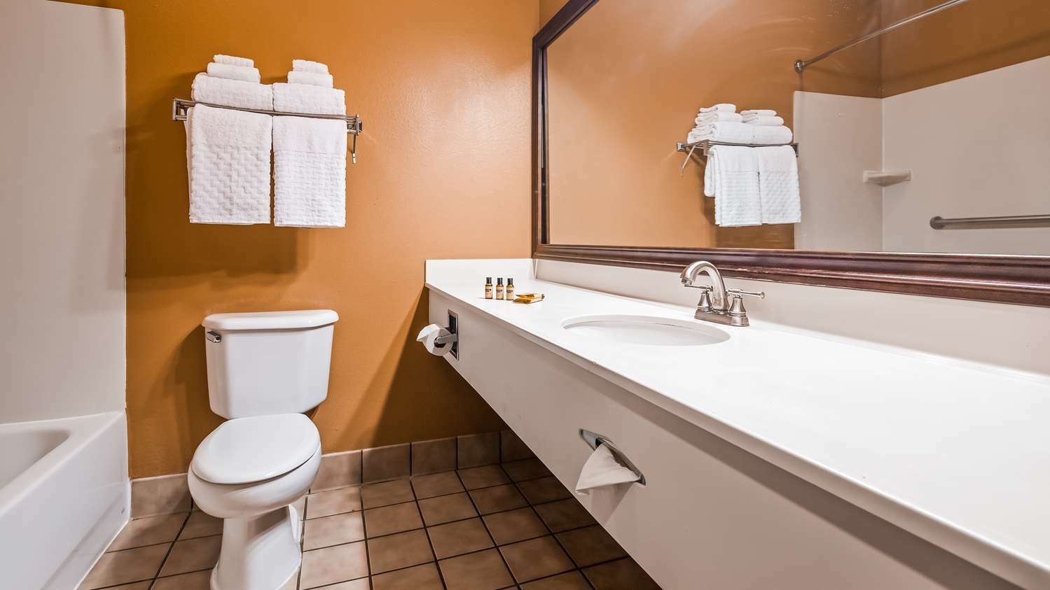 Best Western Plus Brandywine Inn & Suites Монтичело Екстериор снимка